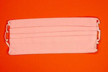 tıbbi pembe maske renkli arkaplanda izole