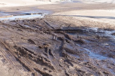 Arabaların tekerlekleriyle yoldaki pislikler. Bir sürü kirli yol sonbaharda