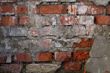 Eski tuğla duvar eski evin duvarını yıktı.
