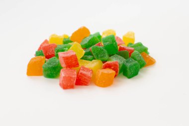 Renkli küpler beyaz arkaplanda kuru meyve kabuğu