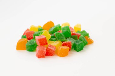 Renkli küpler beyaz arkaplanda kuru meyve kabuğu