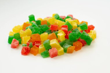 Renkli küpler beyaz arkaplanda kuru meyve kabuğu