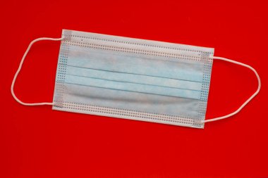 Renkli arkaplanda tıbbi maske