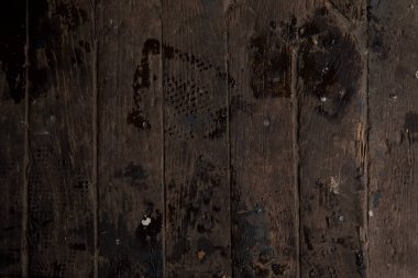 Islak ayak izleri olan eski tahta zemin.