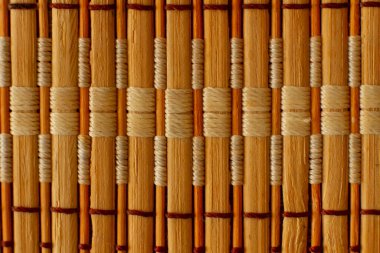 Tahta tahtalar beyaz iplikle birbirine bağlanmış.