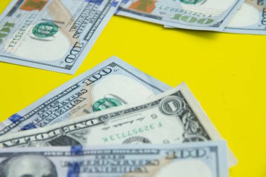 Sarı zemin üzerinde dolar Amerikan para birimi