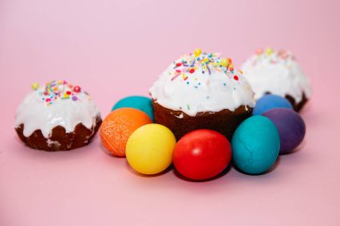 İçinde güzel Paskalya yumurtaları ve paskalya pastaları olan küçük bir sepet.