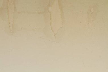 Kırık alçı. Dairede sel lekeleri ve şahinler var.