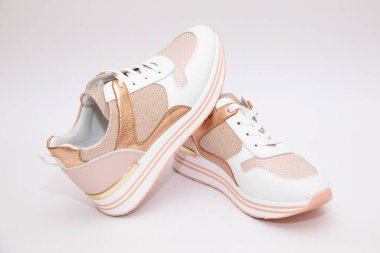 Beyaz arka planda güzel kadınların spor botları.