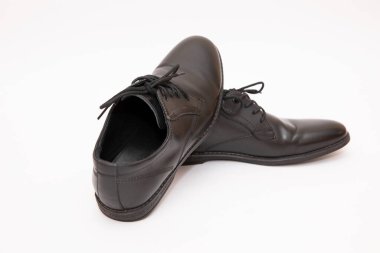 Beyaz arka planda siyah erkek ayakkabıları