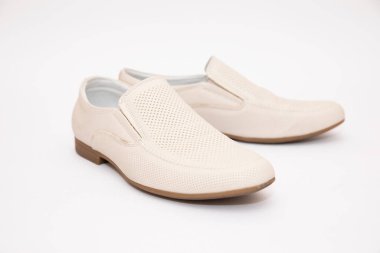 Beyaz arka planda beyaz erkek ayakkabıları