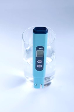 Suyun TDS ölçümü. Bir bardak suda elektronik pH ölçer..