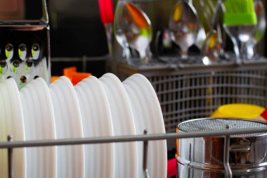 Tuz ve deterjanla temizlik yaptıktan sonra bulaşıkları yıkayacak.