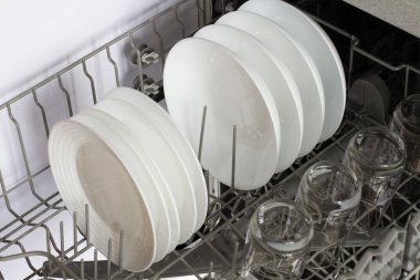 Tuz ve deterjanla temizlik yaptıktan sonra bulaşıkları yıkayacak.