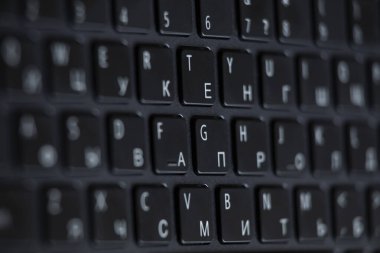 Rus ve İngiliz harfli siyah klavye.