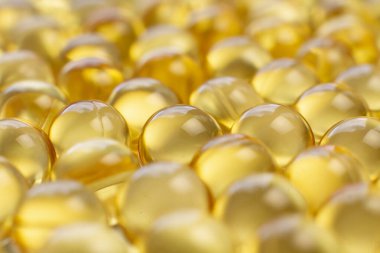 Beyaz arka planda balık yağı kapsülleri izole edilmiş. İlaç.