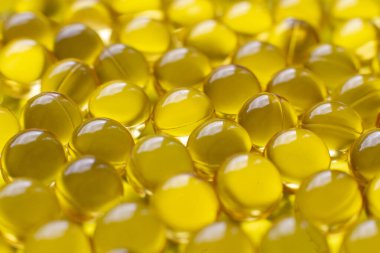 Beyaz arka planda balık yağı kapsülleri izole edilmiş. İlaç.