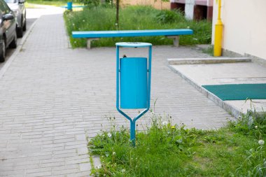 Evin yanında duran plastik atıkların atıldığı çöp kutusu.