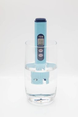 Suyun TDS ölçümü. Bir bardak suda elektronik pH ölçer..