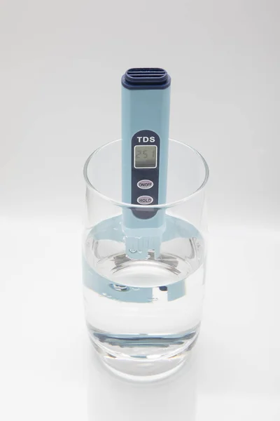 Tds Messung Von Wasser Elektronischer Meter Einem Glas Wasser Stockbild