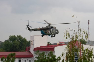 Gomel, Belarus-28 Ağustos 2021: Acil Durum Bakanlığı helikopteri şehir merkezinde havalanır. Binaların arka planı