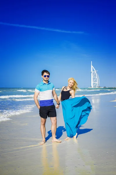 Happy couple on the beach. — Stock Photo, Image