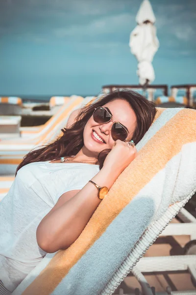 Hermosa chica posando . — Foto de Stock