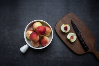 Koyu gri arka planda taze şeftaliler