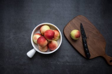 Koyu gri arka planda taze şeftaliler