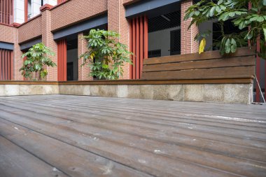 Klasik ahşap döşeme platformları ve ahşap ortak koltuklar