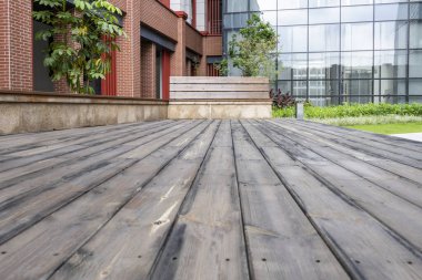 Klasik ahşap döşeme platformları ve ahşap ortak koltuklar