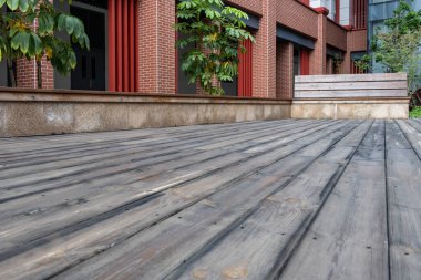 Klasik ahşap döşeme platformları ve ahşap ortak koltuklar