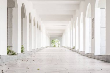 Tarkway beyaz mimarisi. Binanın içinde boş bir koridor..