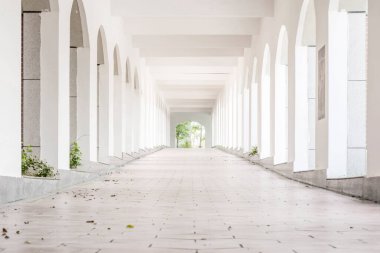 Tarkway beyaz mimarisi. Binanın içinde boş bir koridor..