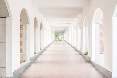 Tarkway beyaz mimarisi. Binanın içinde boş bir koridor..