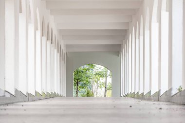 Tarkway beyaz mimarisi. Binanın içinde boş bir koridor..