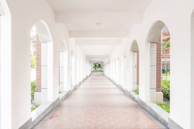 Tarkway beyaz mimarisi. Binanın içinde boş bir koridor..