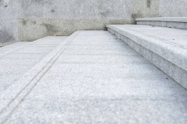 Modern bir şehir meydanında taş basamaklar