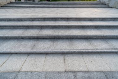 Modern bir şehir meydanında taş basamaklar