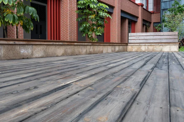 Klasik ahşap döşeme platformları ve ahşap ortak koltuklar