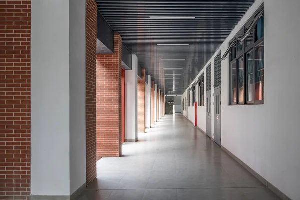 Leerer Langer Flur Modernem Schulgebäude lizenzfreie Stockbilder