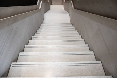 Alışveriş merkezindeki merdivenler.