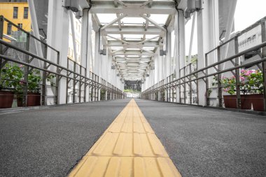 Kentsel Halk Yayalara Erişim Şehrin gri halka açık geçitleri.