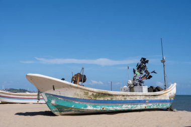 Tekneler sahilde mavi gökyüzünün altında