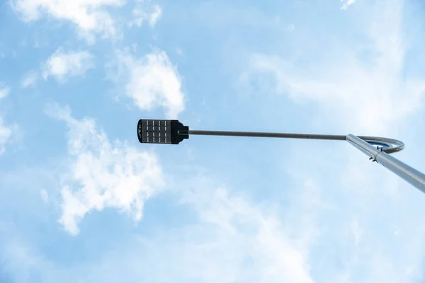 Die Straßenlaternen Der Stadt Leuchten Unter Blauem Himmel — Stockfoto