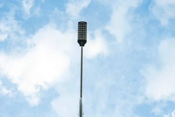 Die Straßenlaternen Der Stadt Leuchten Unter Blauem Himmel — Stockfoto