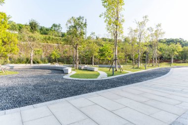 Modern bir şehirde Green Park. Egzersiz ve rahatlama.