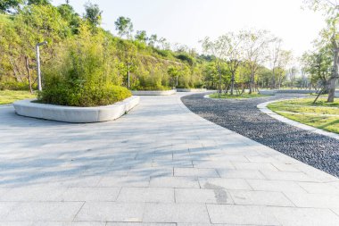 Modern bir şehirde Green Park. Egzersiz ve rahatlama.