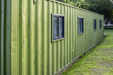 Yeşil teneke evler ve parktaki yeşil çimenler.