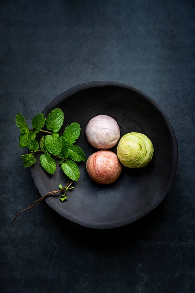 Las Tartas Luna Plato Aislado Sobre Fondo Gris Oscuro Pastelería — Foto de Stock